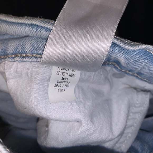 Light wash Boyfriend fit jeans, frayed hem. - Picture 4 of 6